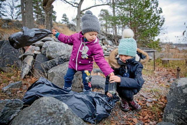 My och hennes familj samlar in både skräp och pengar för att hjälpa till att rädda Östersjön. De vill att havet de bor vid ska ha friskt vatten så att man kan bada och fiskarna kan må bra. Foto: Emma-Sofia Olsson