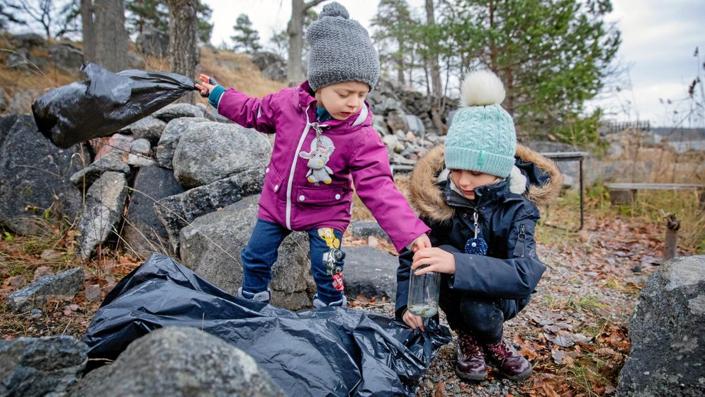 My och hennes familj samlar in både skräp och pengar för att hjälpa till att rädda Östersjön. De vill att havet de bor vid ska ha friskt vatten så att man kan bada och fiskarna kan må bra. Foto: Emma-Sofia Olsson