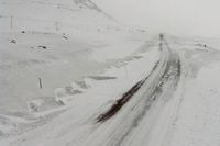 Norska riksväg 52 över Hemsedalsfjellet. På annandag påsk är kolonnkörning beordrad, med flera timmars väntetid som följd.