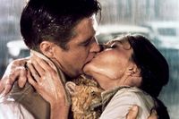George Peppard och Audrey Hepburn under regnkyssen i ”Frukost på Tiffanys” som krävde åtta omtagningar.