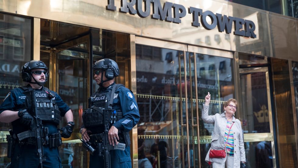 En turist poserar framför Trump Tower, som varit Donald Trumps bostad i centrala New York. Bilden är från i maj i år.