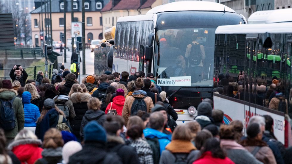 Kö för att komma ombord på ersättningsbussar efter tågproblem i Skåne tidigare i dag.