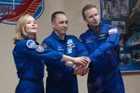 Skådespelerskan Julia Peresild, kosmonauten Anton Shkaplero och regissören Klim Shipenko inför uppskjutningen.