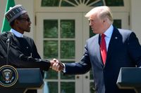 President Donald Trump och hand nigerianske kollega Muhammadu Buhari skakar hand under presskonferensen utanför Vita huset.