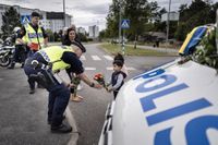 En liten pojke i Biskopsgården i Göteborg gav blommor till polisen dagen efter att en polis skjutits till döds i området kvällen innan.