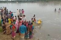Över 60 personer har bekräftats döda i den svåra båtolyckan på Karatoyafloden i söndags. Bilden är tagen på måndagen.