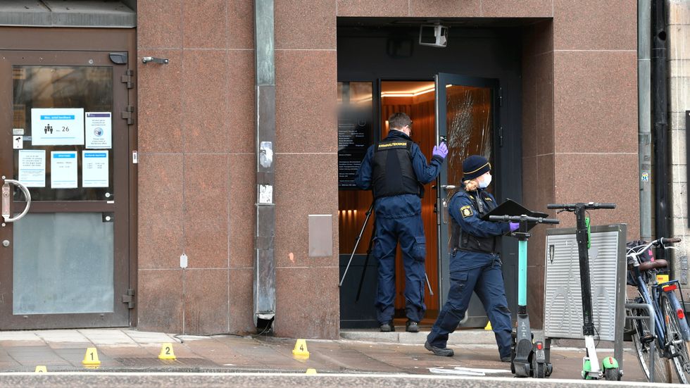 Polisen undersöker skador som misstänks komma från en explosion vid entrén till en fastighet i centrala Stockholm.