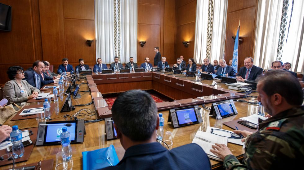 FN-ledda fredssamtal i Genève – där de syriska företrädarna sällan möts öga mot öga utan FN-personalen rör sig mellan parterna i sina försök att hitta gemensam mark.