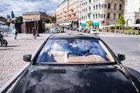Uber är ett amerikansk taxibolag som etablerat sig i Sverige. Beställningar och betalningar görs via en app, men taxameter används inte.