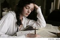 Anne Hathaway som författaren Jane Austen i filmen En ung Jane Austen.