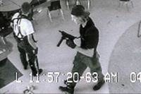 Eric Harris och Dylan Klebold fångade på övervakningskamera i skolans kafeteria under skolskjutningen i Columbine High School 20 april 1999. 