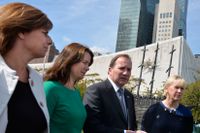 Isabella Lövin, Åsa Romson, Stefan Löfven och Margot Wallström utanför FN byggnaden i New York på fredagen.