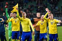Svenska spelarna jublar med fansen efter slutsignalen.