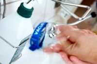 Handsprit, sterila handskar och katetrar saknas på flera sjukhus i landet.
