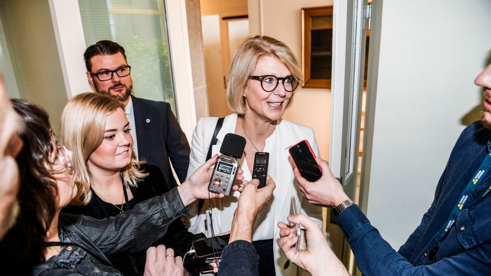 Elisabeth Svantesson, ekonomisk talesperson för Moderaterna, på väg in till finansutskottets möte i riksdagen. 