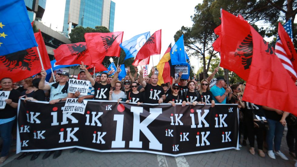 Albanska protester mot regeringen 2019. Löftet om frihet och att bli som länderna i Västeuropa är fortfarande avlägset, decennier efter kommunismens fall.