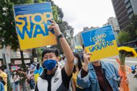 Ukrainare och taiwaneser i Taipei protesterar mot Rysslands invasion av Ukraina.