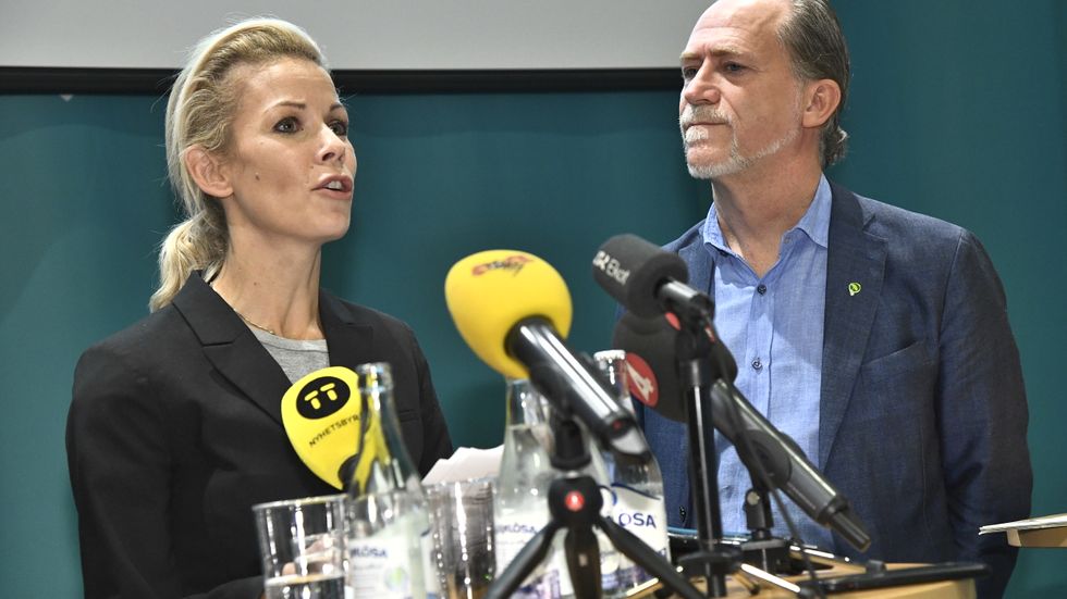 Moderaternas Anna König Jerlmyr bredvid Miljöpartiets Daniel Helldén när den grönblå koalitionen i Stockholms stad presenterades.