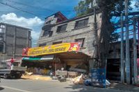 En byggnad som kantrat efter jordskalvet i Filippinerna i natt. 
