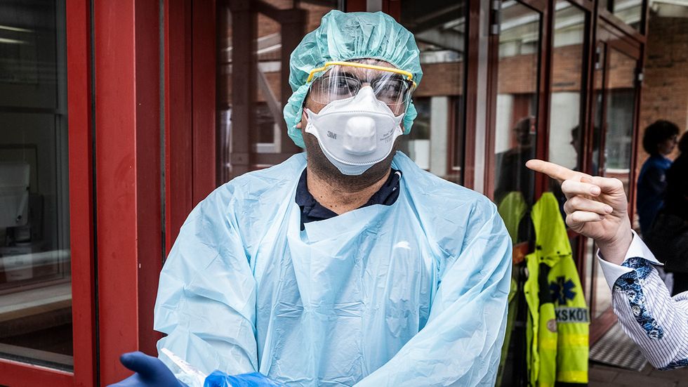 Kristofer Vickström, sjuksköterska, jobbar med provtagning av coronavirus vid Huddinge sjukhus.