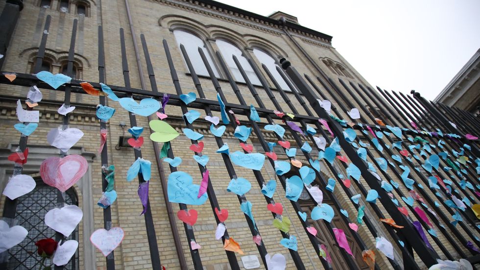 Pappershjärtan på grindarna till synagogan i Göteborg efter attacken mot judiska församlingens lokaler på lördagen.