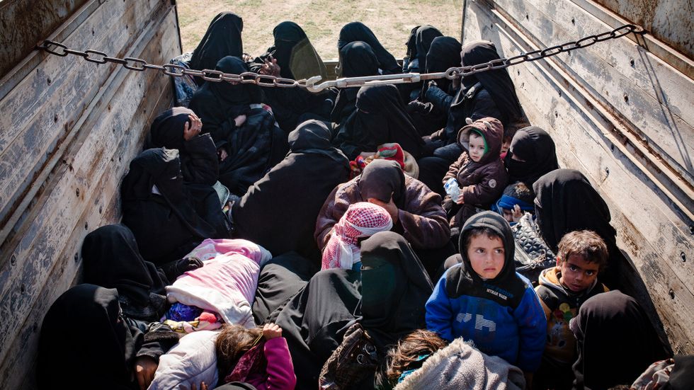 Kvinnor och barn transporteras till lägret i al-Hol.