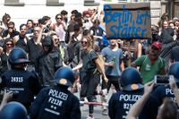 Motdemonstranter som protesterar mot högerpopulistiska Alternativ för Tysklands manifestation i Berlin.