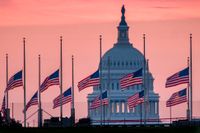Flaggor på halv stång i Washington för den avlidne senatorn John McCain.
