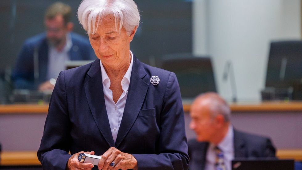 Törs hon? Euron faller gentemot dollarn eftersom marknaden tvivlar på beslutsamheten hos den Europeiska centralbanken. Här chefen Christine Lagarde. Arkivbild.