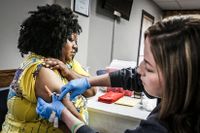 Sjuksköterskan Nicole Stout vaccinerar Nicole Richardson mot mässling vid en vaccinationsklinik i Ohio, USA.