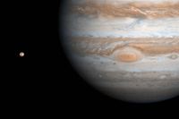Jupiter är den största av planeterna i vårt solsystem, och mycket olik jorden. Den lilla himlakroppen som syns till vänster om Jupiter är Ganymedes, en av planetens många månar. Arkivbild.