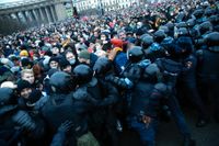 Demonstranter drabbar samman med poliser under protester i S:t Petersburg den 23 januari.
