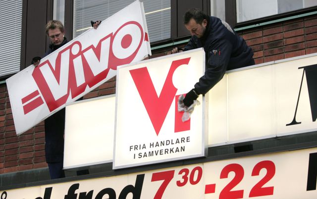 Byte av skylt när Vivo blev Vi. Butiken var Matpressen på Kungsholmen i Stockholm. Bild från 2005.