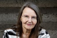 Eva Ström, född 1947, är utbildad läkare men sedan många år författare och kritiker på heltid. Hon debuterade 1977 med diktsamlingen ”Den brinnande zeppelinare” och har sedan dess gett ut ett femtontal diktsamlingar och romaner.