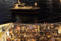 Kustbevakningen lämnar av migranter i Palermo hamn