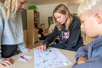 Tolvåringarna Mathilda Seffers, Linnéa Nordahl och Anton Waltz spelar ett mattespel som de själva har varit med och utformat. ”Jag tycker att det är roligare att jobba i grupp för då ser man också vad de andra kan”, säger Matilda Seffers. 