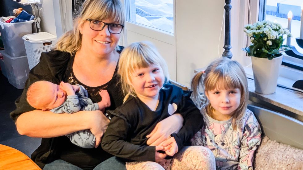 Lovisa Andersson och hennes man håller storasyskonen hemma under RS-epidemin.