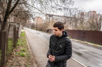 Yura Nechyporenko, 15, står på platsen där hans far dödades, i Butja, i utkanten av Kiev.