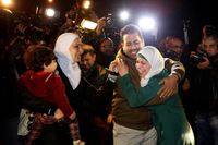 Den jordanska pilotens fru tröstas i Amman på onsdagen.