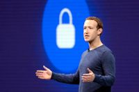 Hundratals miljoner användares lösenord låg okrypterade på Facebooks servrar. På bilden syns företagets vd Mark Zuckerberg när han håller tal i samband med en konferens. Arkivbild.