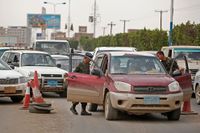 En militärpolis kontrollerar en bil i Jemens huvudstad Sanaa.