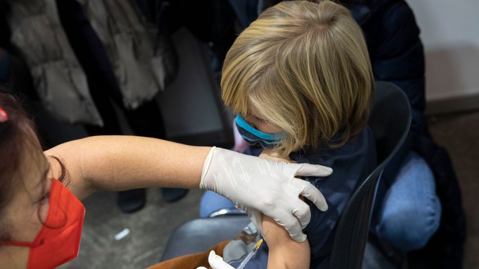 En pojke i Österrike får vaccin. 
