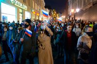 Människor viftar med ryska flaggor under en demonstration till stöd för Aleksej Navalnyj i Moskva i onsdags.
