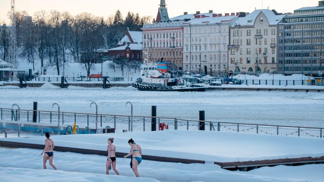Vinterbadare i Helsingfors. Finlands själv­ständig­hets­dag firas den 6 december.