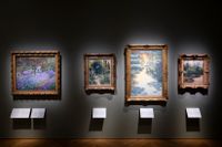 Konstverk på Nationalmuseums utställning Trädgården. Till vänster Claude Monets tavla som blev utsatt för en attack nyligen.