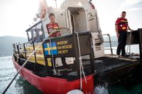 Andreas Arvidsson och Fredrik Forsman testkör gula båtarna på Samos.