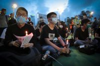 Demokratiaktivisten Joshua Wong, i mitten, deltar i en minnesstund i Hongkong för offren i massakern på Himmelska fridens torg. Arkivbild.