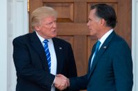 Donald Trump skakar hand med Mitt Romney.