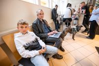 Erik Nylund och sonen Christoph, nio år, väntar på sina tillfälliga pass på Malmö Airport.
