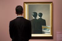 Har personligheten en fast kärna? Museibesökare beskådar René Magrittes ”Den förbjudna reproduktionen”.   